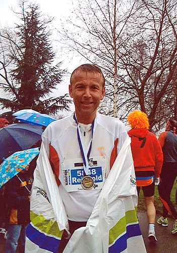 Nach 42 Kilometern im Regen im Ziel