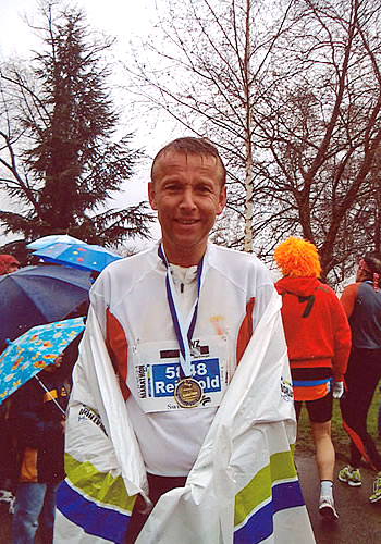 Nach 42 Kilometern im Regen im Ziel 